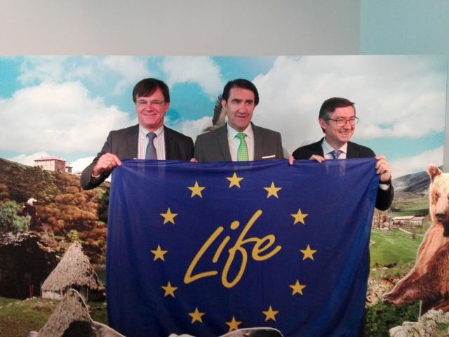 El Consejero de Fomento y Medio Ambiente de Castilla y León sostiene la bandera de los proyectos LIFE