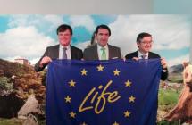 El Consejero de Fomento y Medio Ambiente de Castilla y León sostiene la bandera de los proyectos LIFE